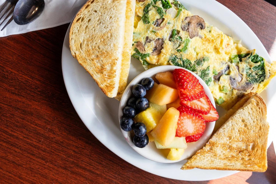 Wednesday Breakfast Recipe: Spinach & Mushroom Omelette with Whole Wheat Toast